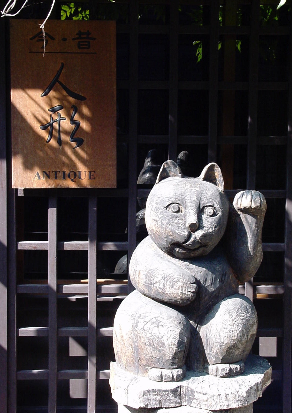 Maneki neko shop statue